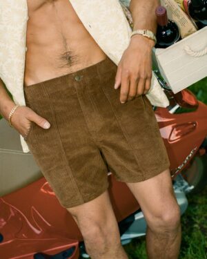 The garden in best shooter in sit-down man a best short and shirt